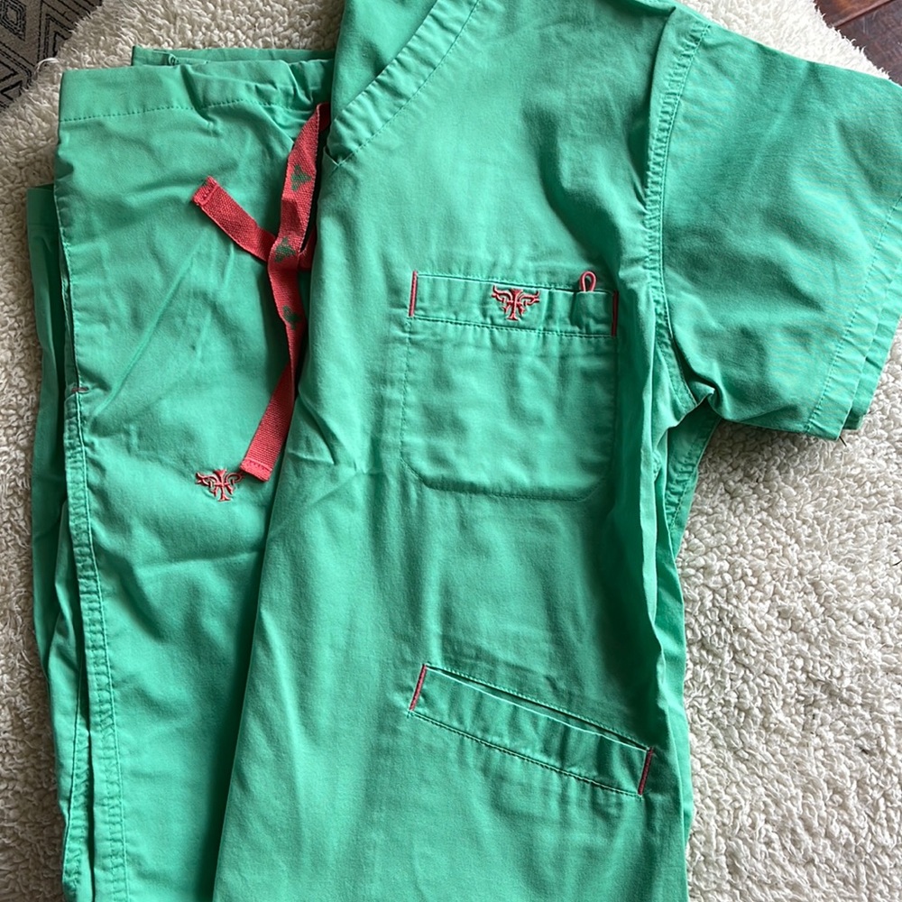 Med couture medium scrubs
